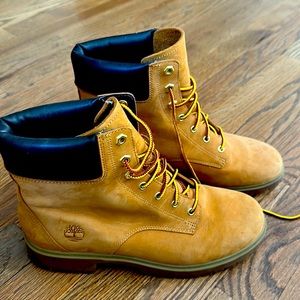 Almost new Women’s Timberlands size 8.5
